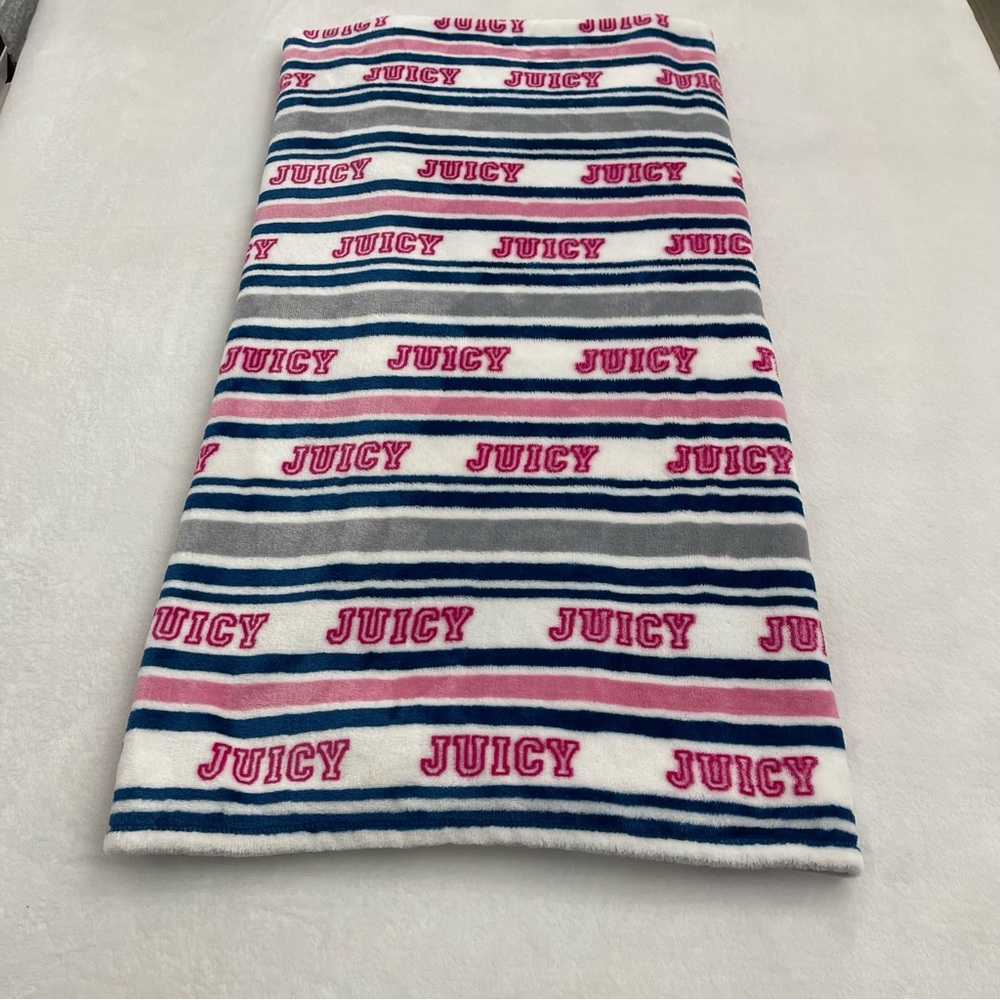 JUICY COUTURE FLEECE THROW 72”X50”, VERY GOOD CONDITION, PREOWNED